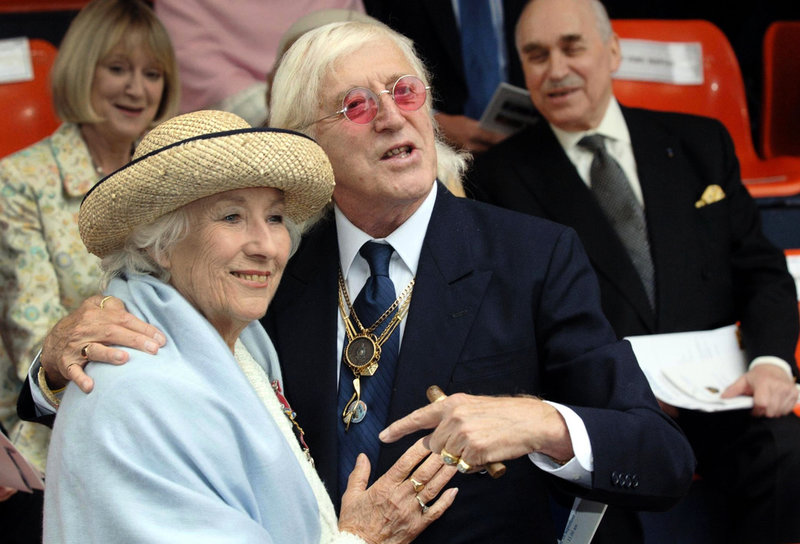 Jimmy Savile tillsammans med sångerskan Vera Lynn 2005. Arkivbild.
