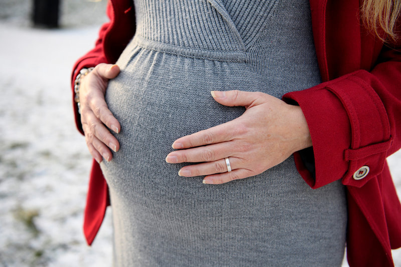 Dålig ekonomi och risk för det kan bidra till att fler unga kvinnor tvekar inför, eller avstår att skaffa barn. Arkivbild.