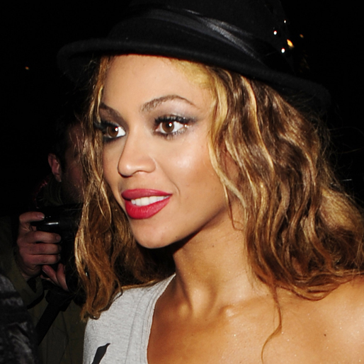 Minns ni den gamla sminkregeln om att man ska satsa på antingen ögon eller läppar? Ja, den har sångerskan Beyonce i alla fall totalt ignorerat ett bra tag. Minns ni den gamla sminkregeln om att man ska satsa på antingen ögon eller läppar? Ja, den har sångerskan Beyonce i alla fall totalt ignorerat ett bra tag.