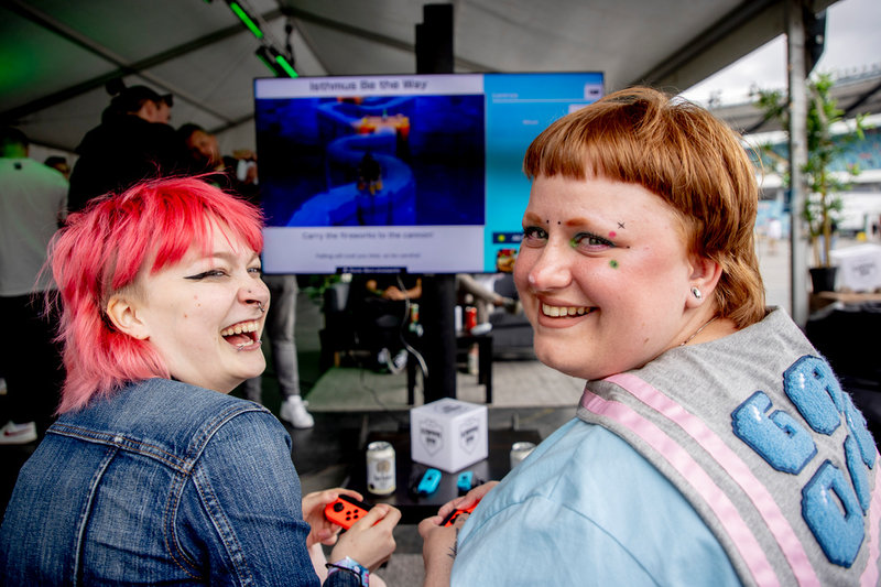 Elz Saari och Kim Lech i gaming-hörnan, ett nytt grepp för i år på Summerburst.