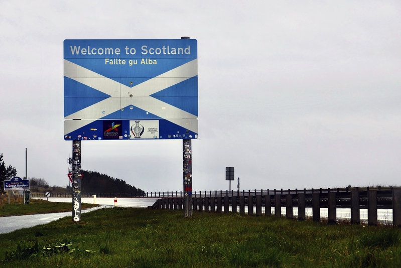 En skotsk flagga vid gränsen mellan Skottland och England i Berwick-upon-Tweed. 'Välkommen till Skottland' står skrivet både på engelska och skotsk gaeliska, där Skottland heter Alba. Arkivbild.