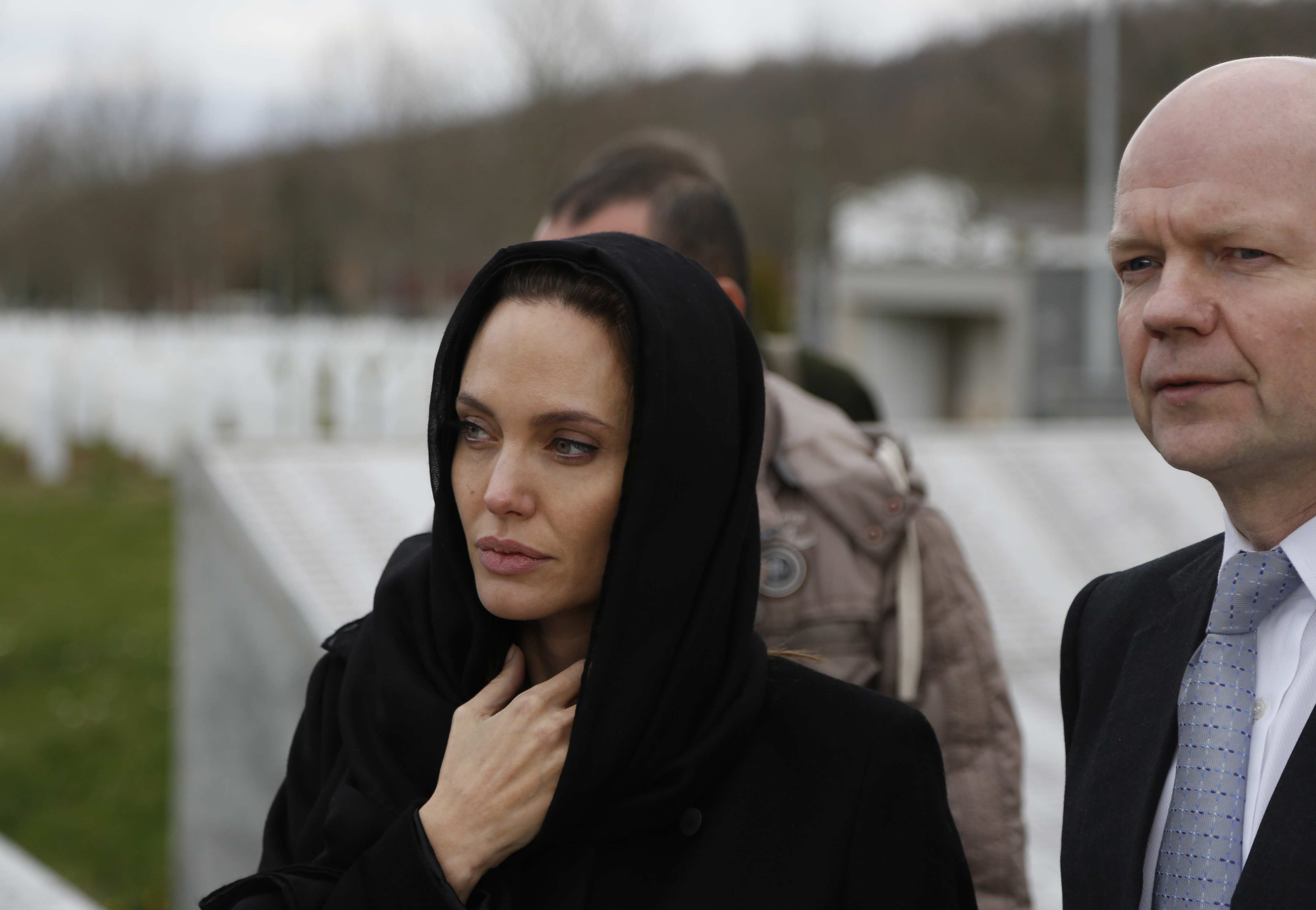 Angelina Jolie med två män. Angelina Jolie med två män.