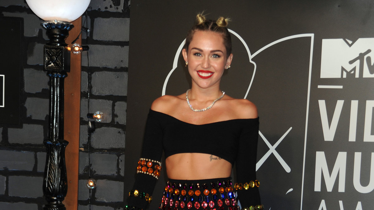 Hade någon väntat sig något annat av Miley? Nä, inte vi heller. Här är hon i vintage Dolce & Gabbana.