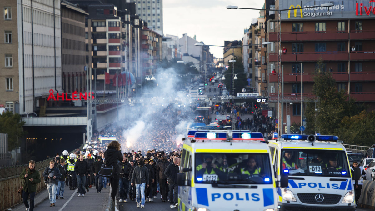 Redan innan matchen mellan Djurgården och AIK skedde sammandrabbningar mellan polisen och supportrar. 