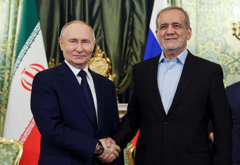 Rysslands president Vladimir Putin tillsammans med sin iranske motsvarighet Masoud Pezeshkian i Moskva i januari 2025, då de signerade ett avtal om fördjupat partnerskap.