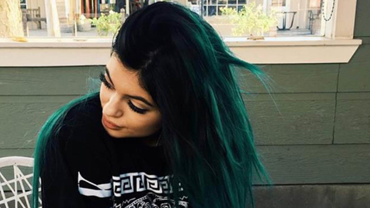 Kylie visar sitt nya gröna hår.