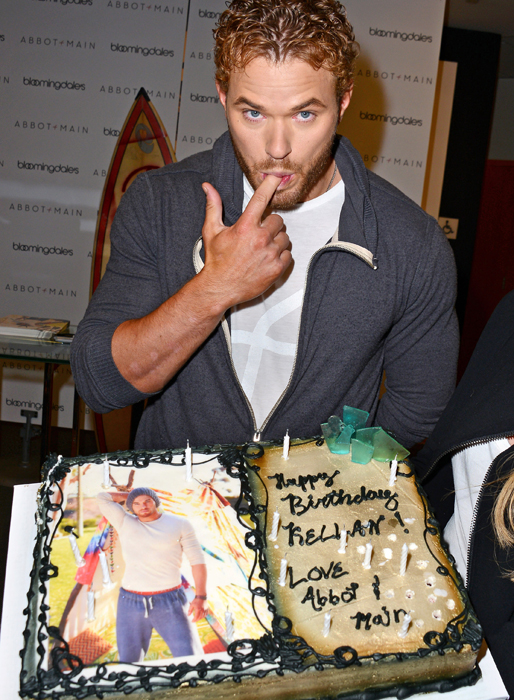 Kellan Lutz smaskar i sig tårta. Kellan Lutz smaskar i sig tårta.