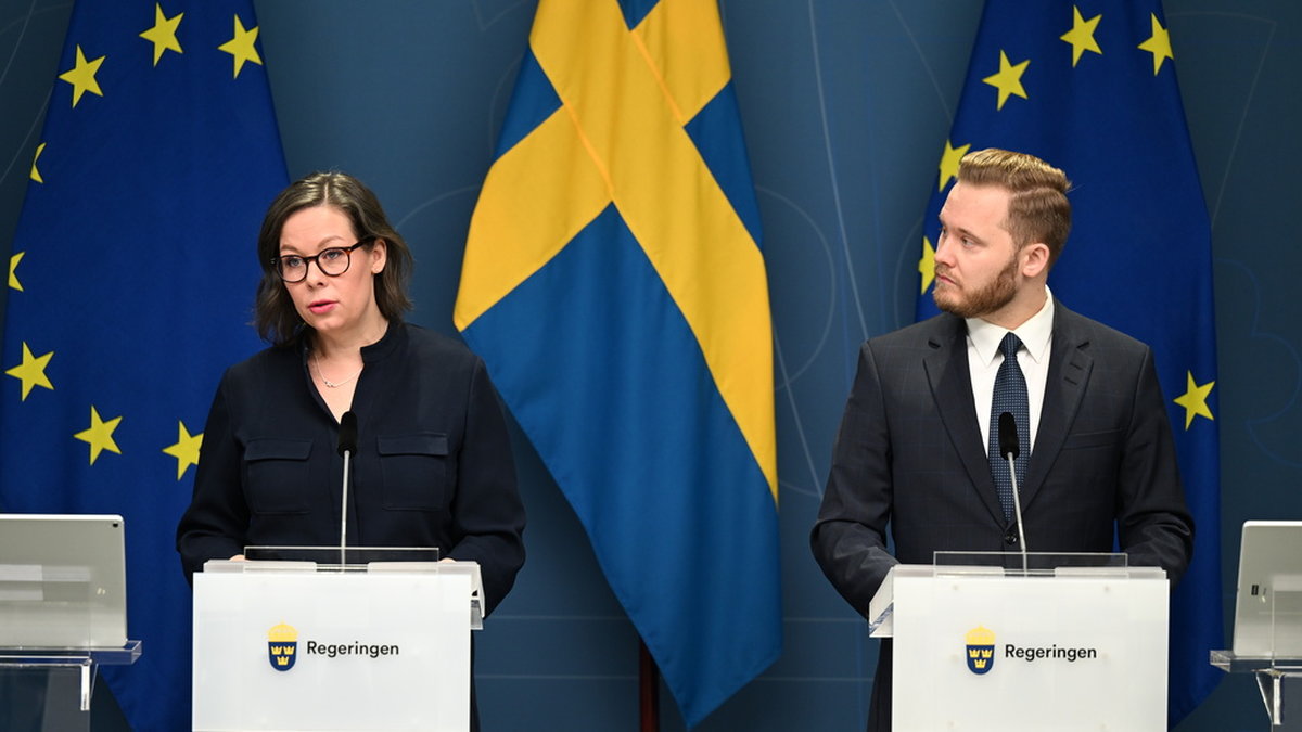 Migrationsminister Maria Malmer Stenergard (M) och Sverigedemokraternas gruppledare i riksdagen Henrik Vinge håller pressträff.