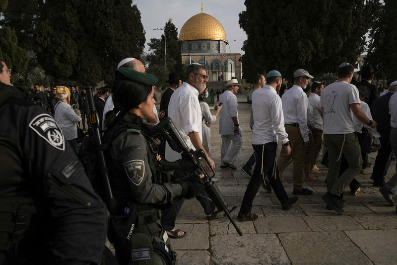 Israelisk polis eskorterar judiska besökare vid området runt al-Aqsamoskén på söndagen.