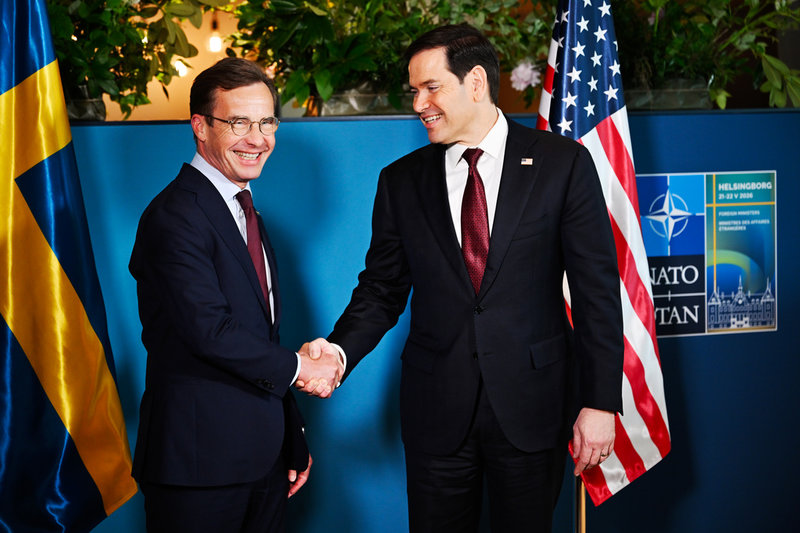 Statminister Ulf Kristersson (M) och USA:s utrikesminister Marco Rubio skakar hand i samband Natos utrikesministermöte i Helsingborg.