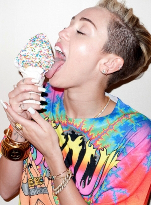 Miley äter glass. Miley äter glass.