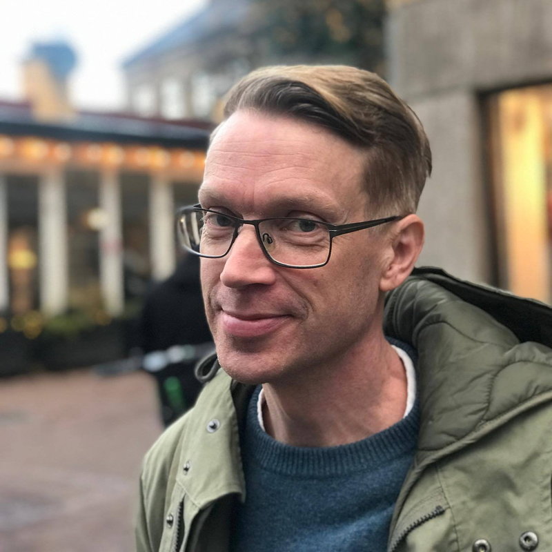 'Det vi kan göra här i Sverige är att hela tiden påminna oss om att det inte är människor som talar ryska som är förövarna i Ukraina i dag, det är regimen i Moskva. Det är den ryska statsledningen', säger Mikael Nydahl, översättare från ryska.