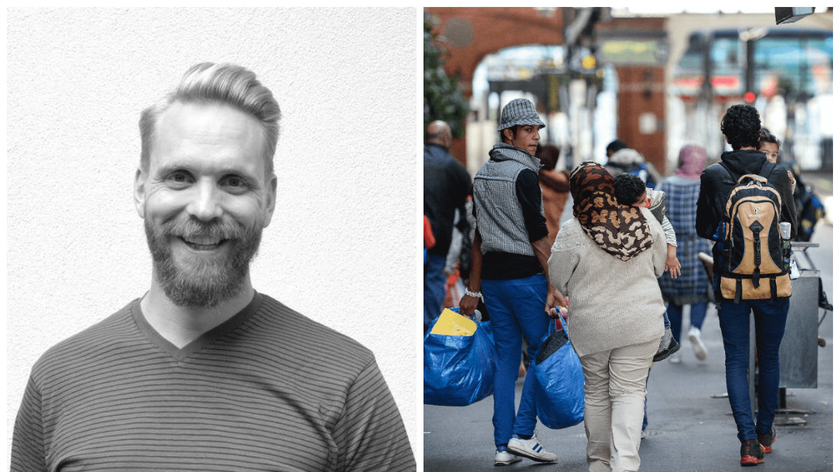 Mike Blixt försöker spegla den rådande flyktingsituationen i Sverige med hjälp av ironi.