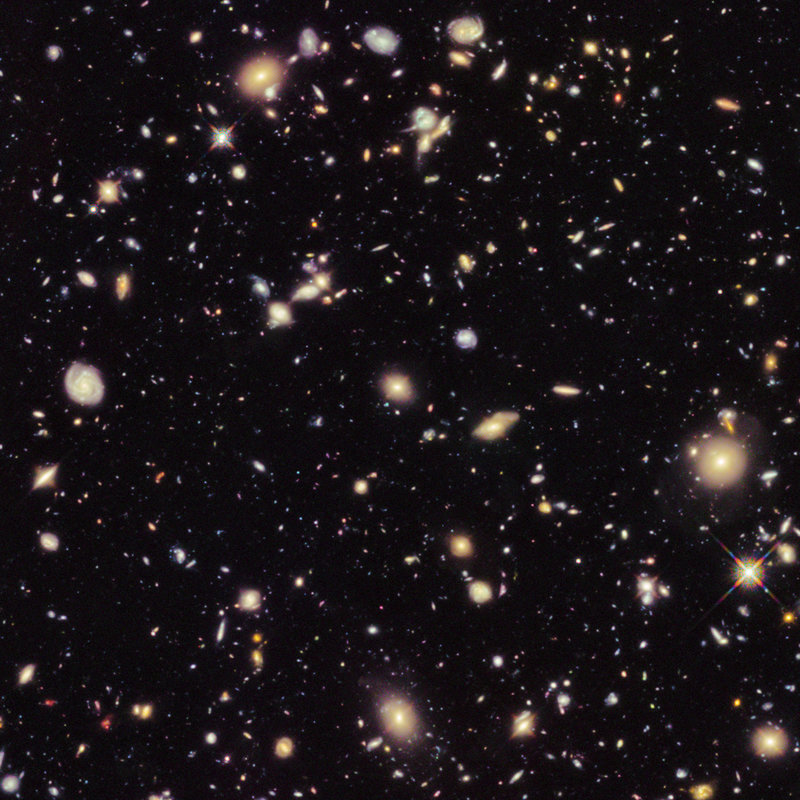Den här bilden tog Hubble-teleskopet under 2003 och 2004. Det är det så kallade 'Ultra deep field', det längsta vi blickat genom rymden, med ljus från galaxer som existerade för 13 miljarder år sedan. De små, röda prickarna som skymtar i bakgrunden är galaxer som existerade när universum var 800 miljoner år ungt. Arkivbild.