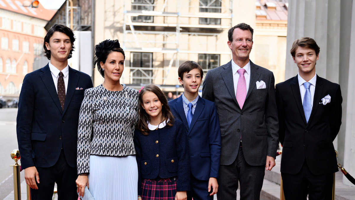 Prins Joachim och prinsessan Marie tillsammans med sin familj. Prins Nikolai längst till vänster och prins Felix längst till höger. Prinsessan Athena och prins Henrik mellan föräldrarna. Arkivbild.