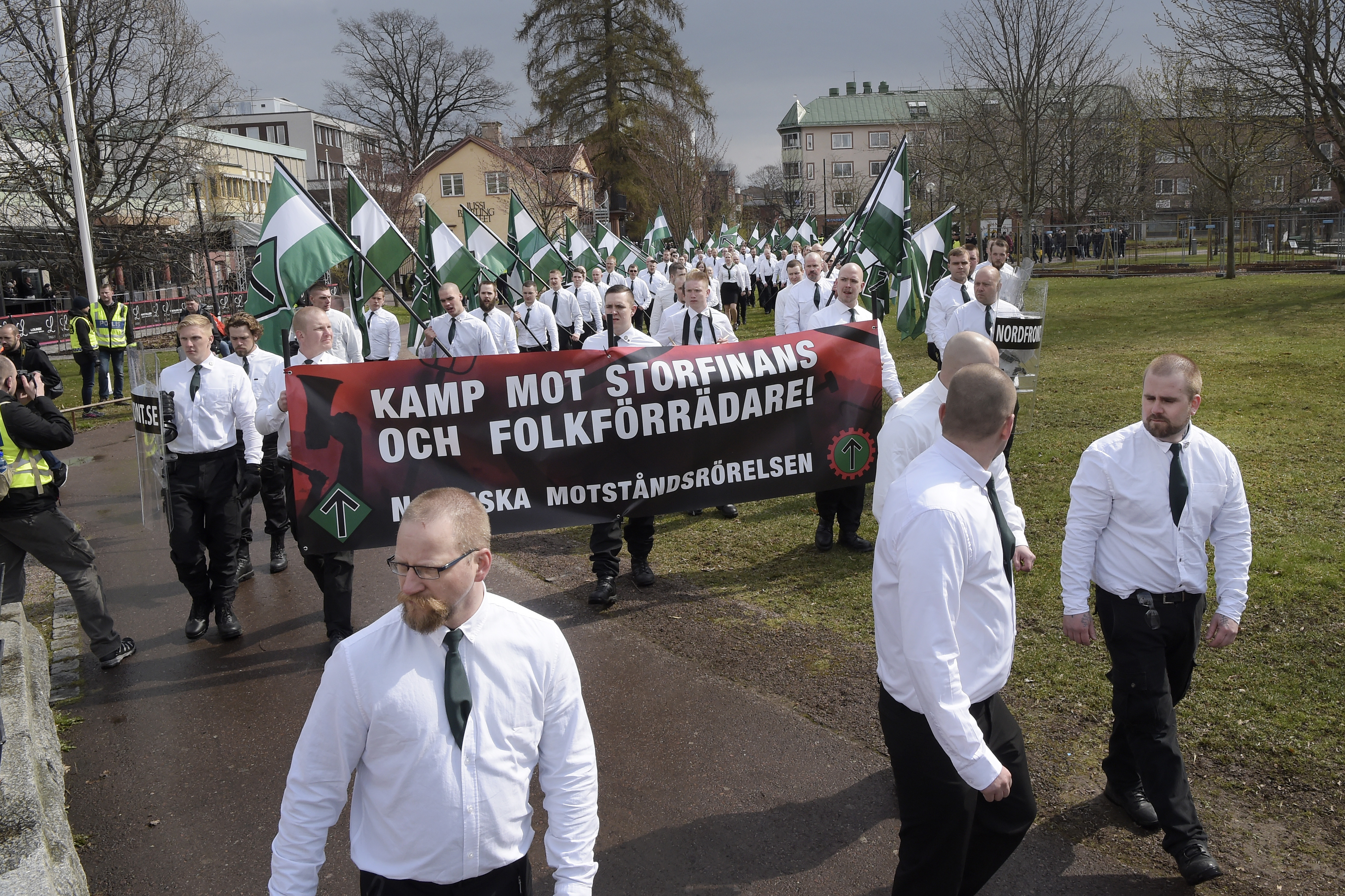 Nordiska motståndsrörelsen är namnet på nazistorganisationen som tågade i Borlänge.
