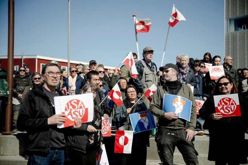 Människor i Grönlands huvudstad Nuuk protesterar mot USA:s nya konsulat i staden i maj i år. Arkivbild.