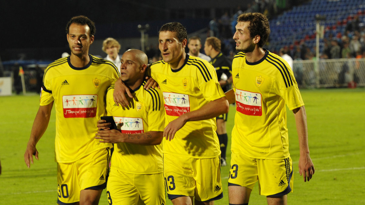Roberto Carlos lämnade planen innan slutsignalen när fick en banan inkastad mot sig i den ryska ligan. 
