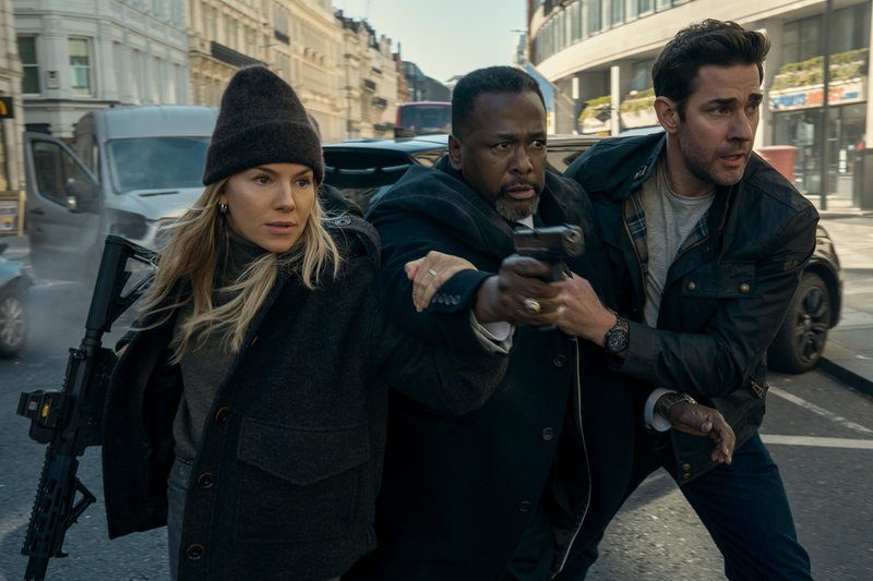 Sienna Miller spelar MI6-agenten Emma Marlowe mot Wendell Pierce och John Krasinski i "Jack Ryan: Ghost war".