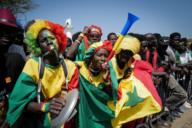 Supportrar väntar på att Senegal ska landa i Dakar.