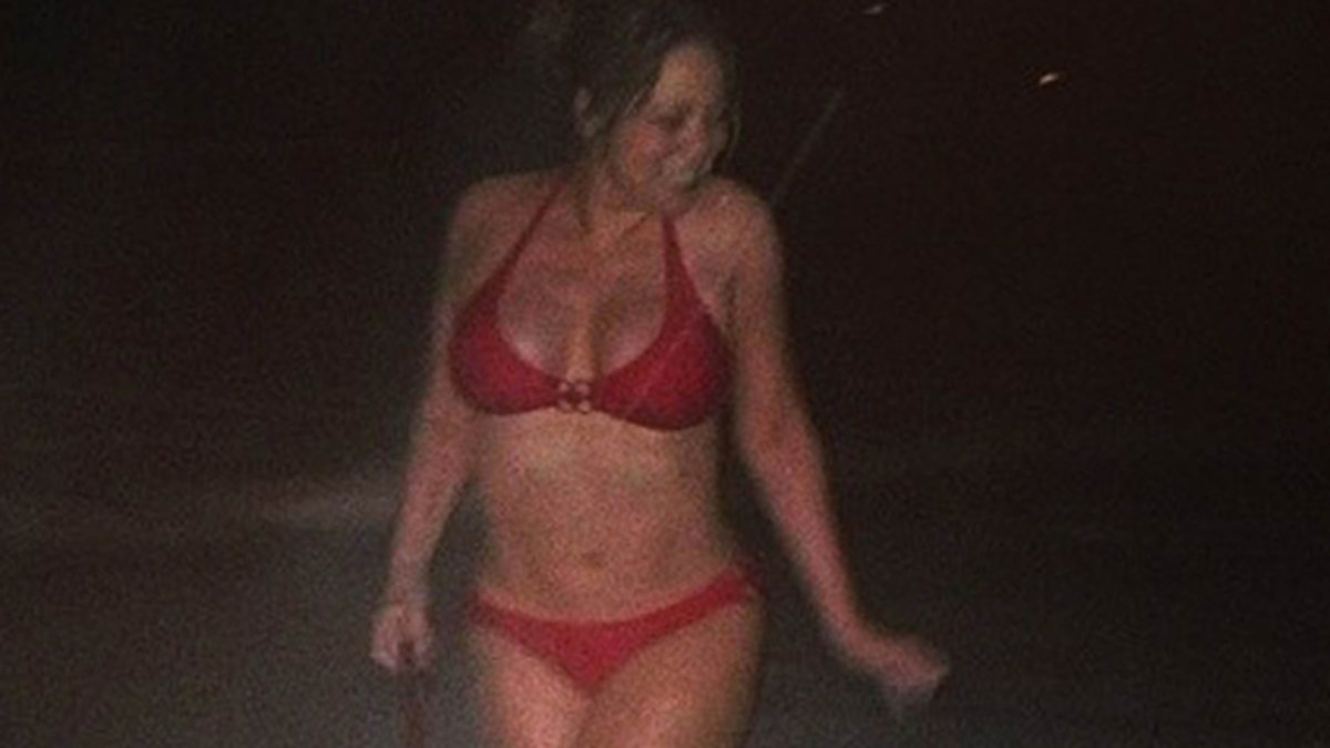 Mariah Carey rastar hunden. I bikini såklart! I snön. 
