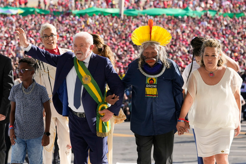 Lula går upp för rampen till presidentpalatsen Planalto tillsammans med representanter för det brasilianska samhället.