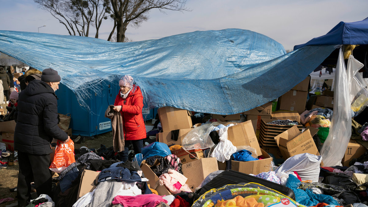 Många volontärer i polska gränsstaden Przemysl vill hjälpa flyktingarna.