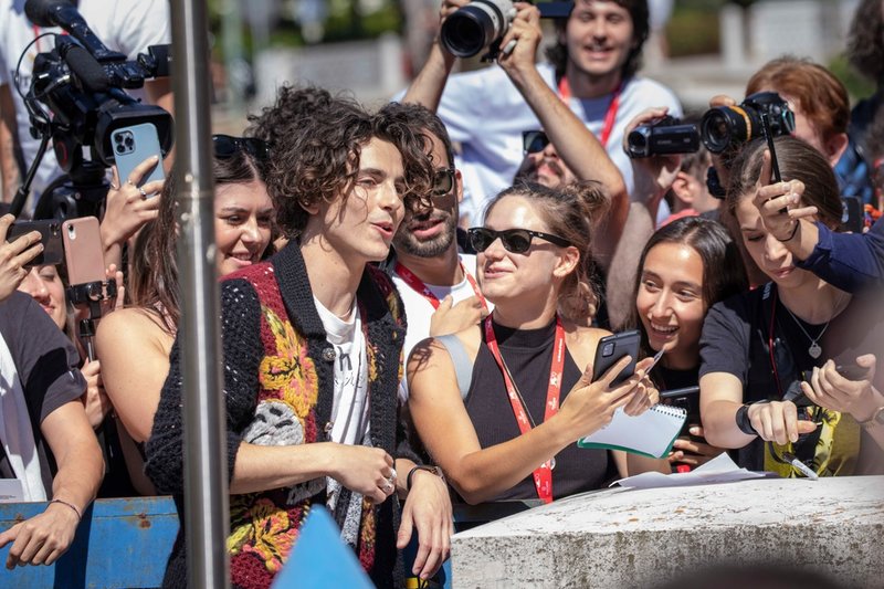 Timothée Chalamet tar sig tid att prata med fansen i Venedig.