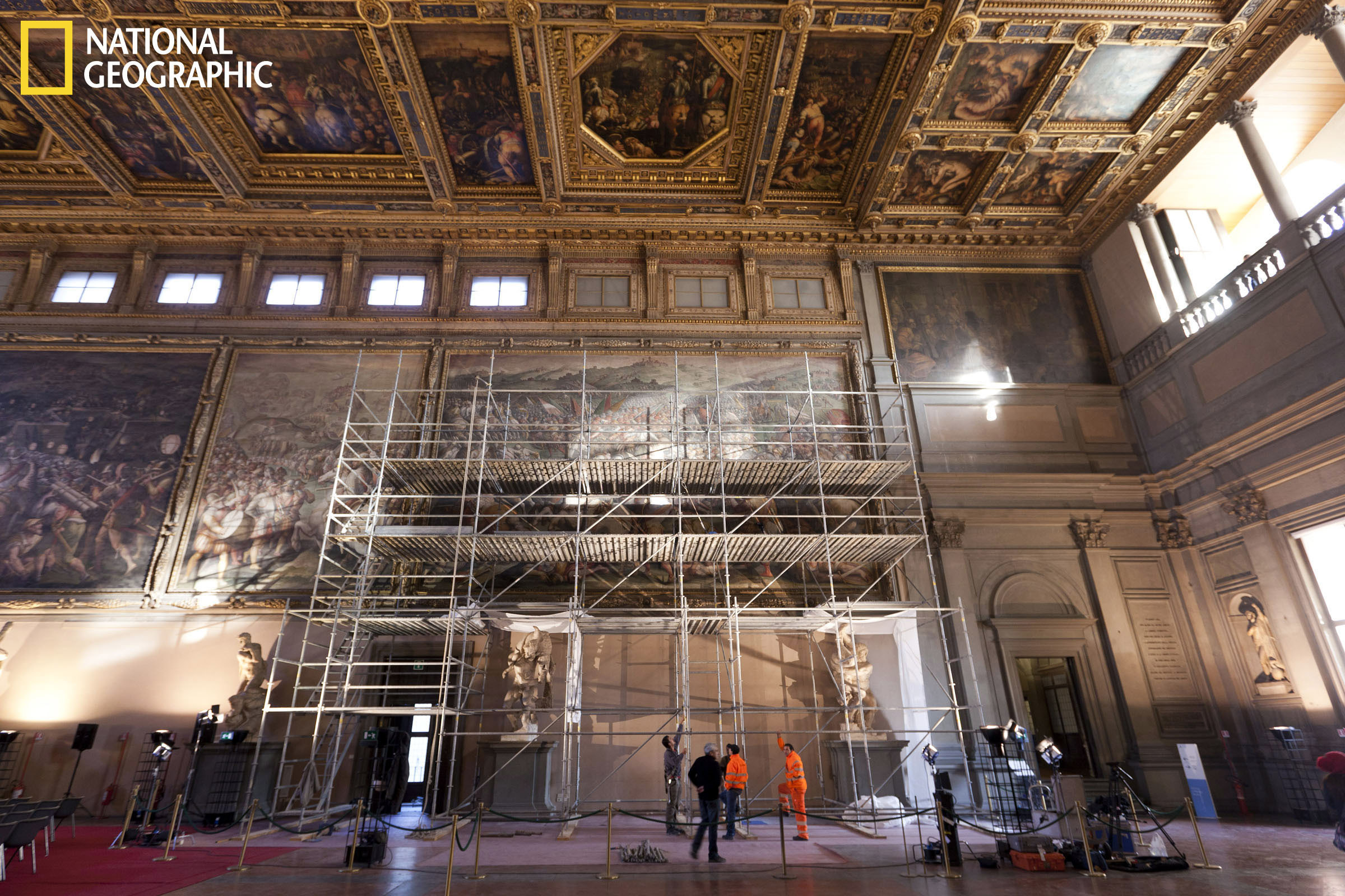 Ett forskarlag har lyckats hitta en bortglömd da Vinci-målning - dold bakom en hålighet i väggen.