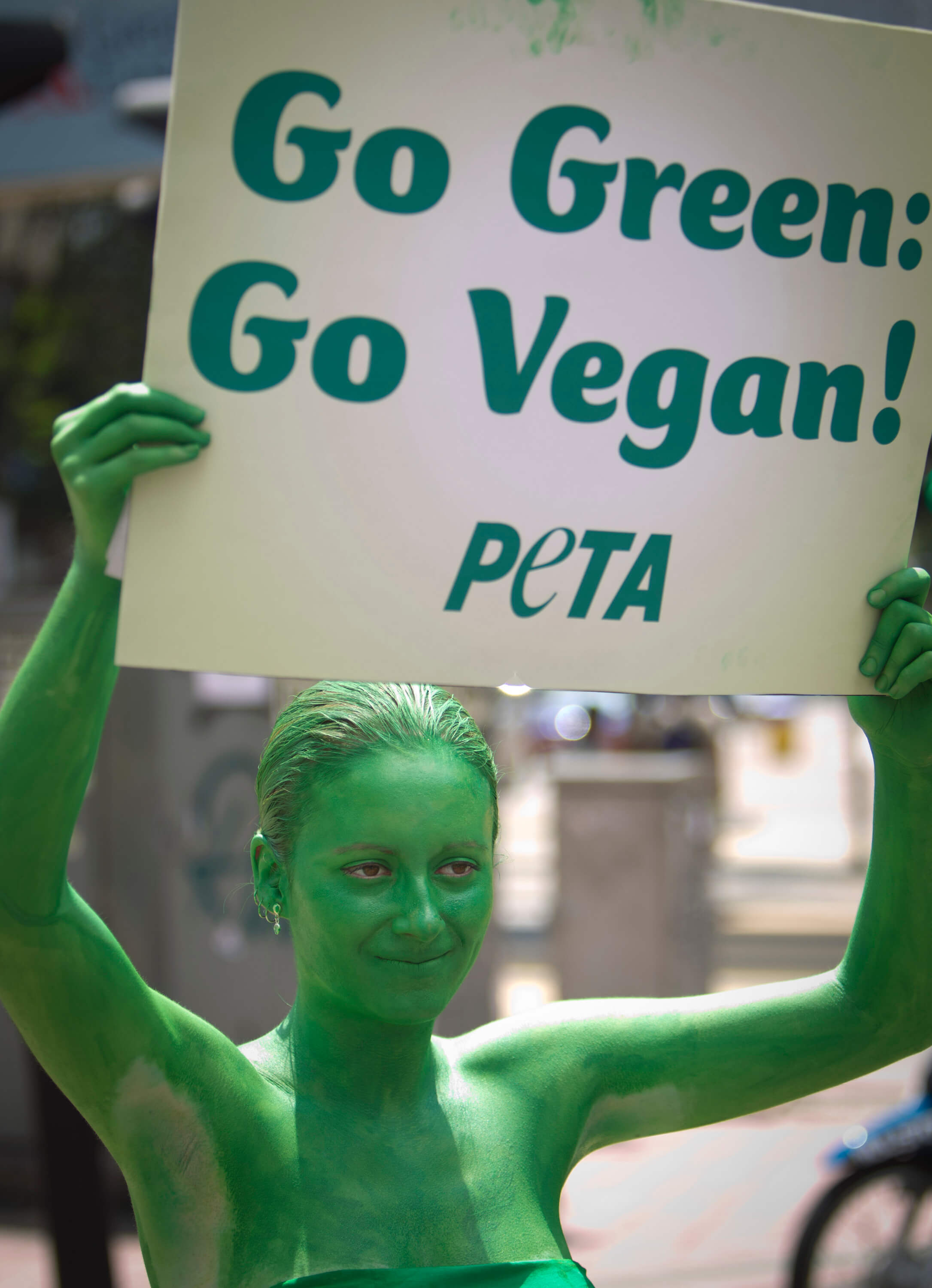 När den här personen målade sig grön, alltså verkligen helt grön, för att övertyga andra om att bli veganer. När den här personen målade sig grön, alltså verkligen helt grön, för att övertyga andra om att bli veganer.