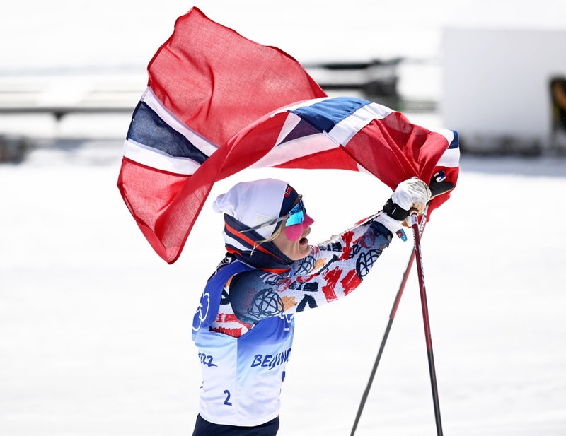 Therese Johaug firar sitt tredje OS-guld i Peking.