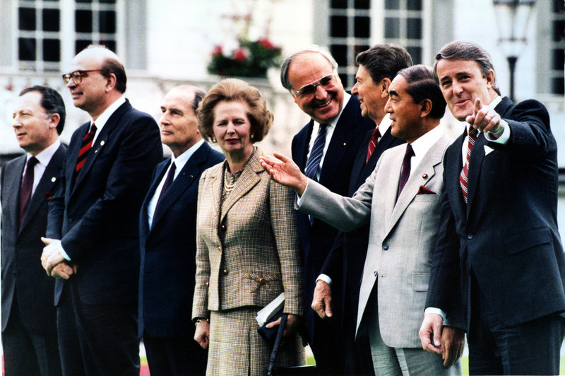 Bettino Craxi (tvåa från vänster) i celebert sällskap vid ett G7-möte i Bonn 1985. Till höger om honom står, i ordning, världsledarna François Mitterrand (Frankrike), Margaret Thatcher (Storbritannien), Helmut Kohl (Västtyskland), Ronald Reagan (USA), Yasuhiro Nakasone (Japan) och Brian Mulroney (Kanada).
