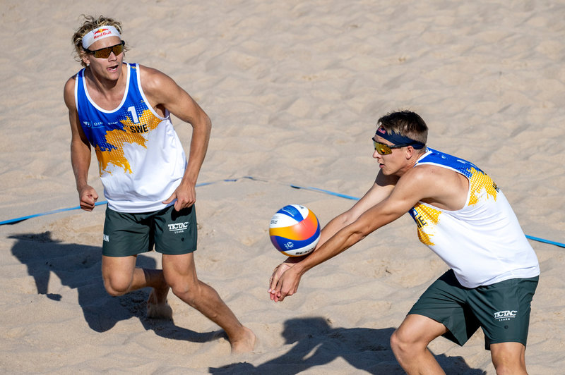 David Åhman (t v) och Jonatan Hellvig besegrade det österrikiska paret Petutschnig/Trummer 2-0 (21-16, 21-11) i set i lördagens kvartsfinal i Beach Pro Tour på Ribban i Malmö.