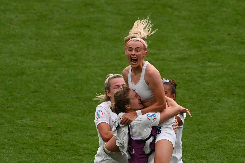 Chloe Kelly avgjorde EM-finalen, tog av sig tröjan och varnades.