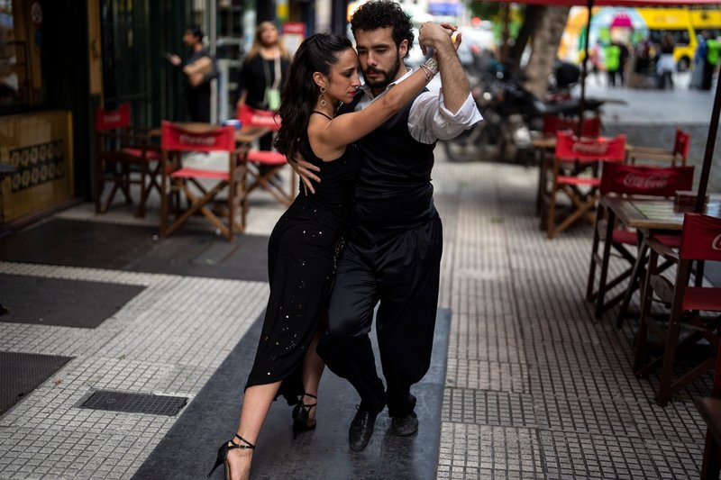 Det går inte som en dans, i alla fall inte för Argentinas ekonomi. Två tangoartister uppträder för turister i Buenos Aires.