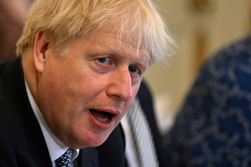 Två ministrar avgår i protest mot Storbritanniens premiärminister Boris Johnson.