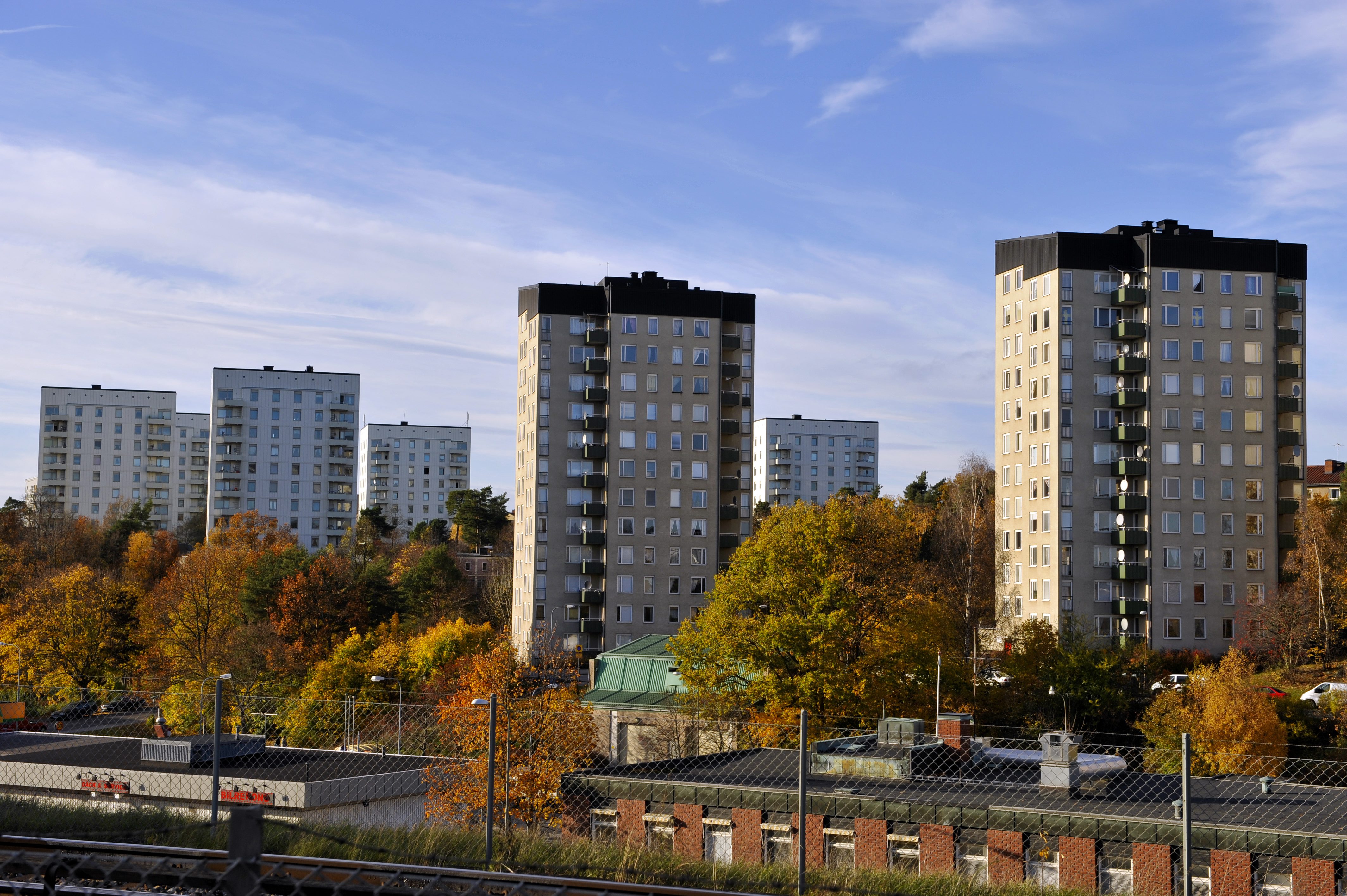 Grannskapet väcktes när explosioner ekade mellan höghusen i Rågsved- och Hagsätraområdet.