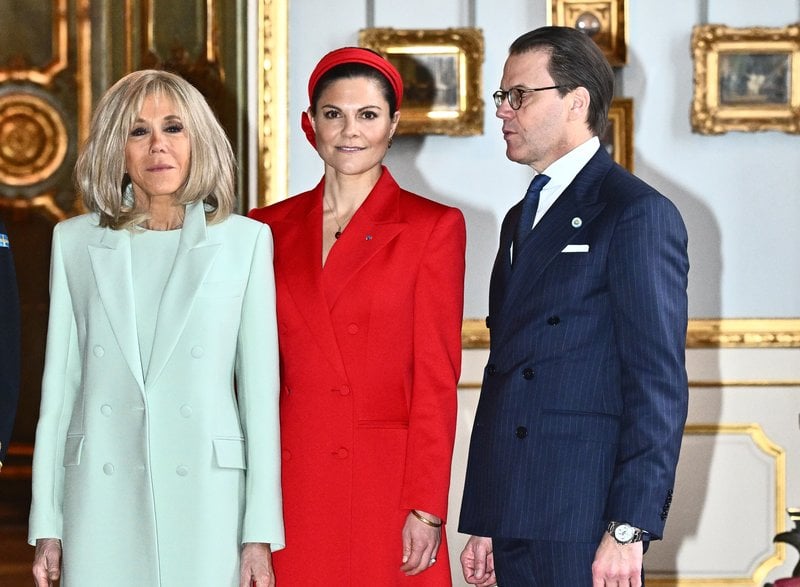 Brigitte Macron tillsammans med Sveriges kronprinsessa Victoria och prins Daniel. Foto: Claudio Bresciani/TT Brigitte Macron tillsammans med Sveriges kronprinsessa Victoria och prins Daniel. Foto: Claudio Bresciani/TT