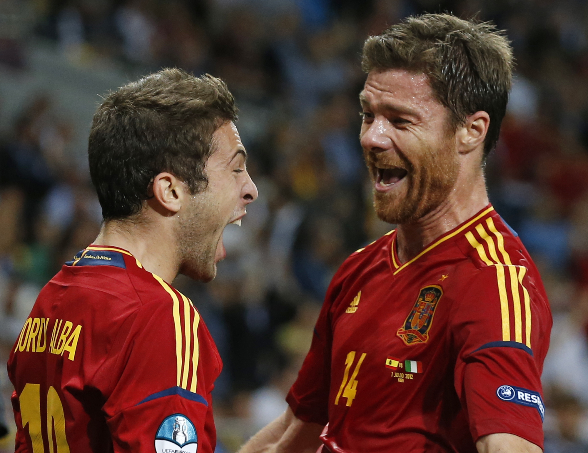 Alonso kommer och firar med 23-åringen. Alonso kommer och firar med 23-åringen.