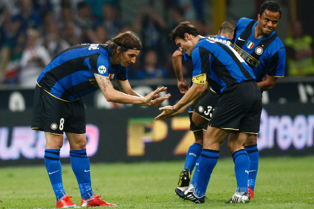 Här firar Mancini (t.h.) ett mål tillsammans med Zlatan Ibrahimovic (t.v.) och Javier Zanetti (mitten).