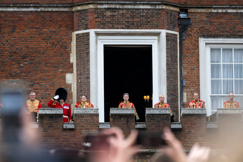 Folk samlades vid St James' Palace för att se delar av ceremonin när kung Charles III officiellt utnämndes till kung.