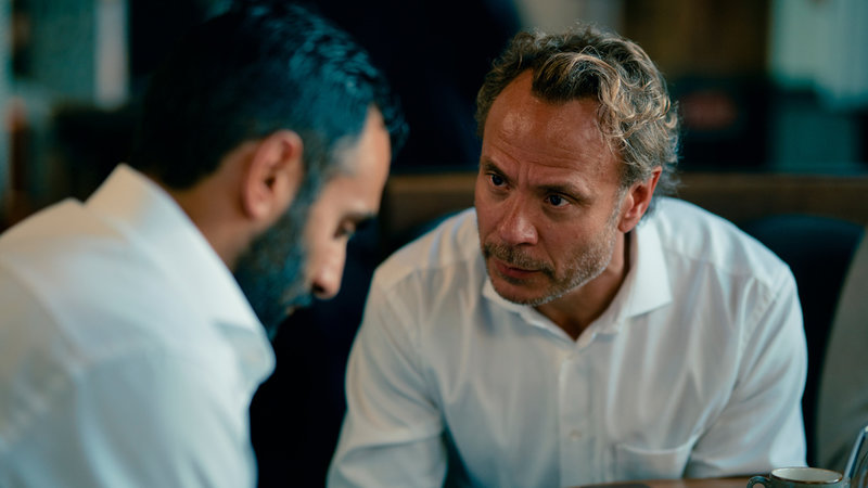 Sasha Moradi (Arvin Kananian) och Kalle Matsson (Björn Bengtsson) är de två stjärnadvokaterna i "Hundarna".