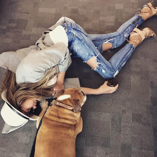Chrissy Teigen gosar med sin hund. Chrissy Teigen gosar med sin hund.