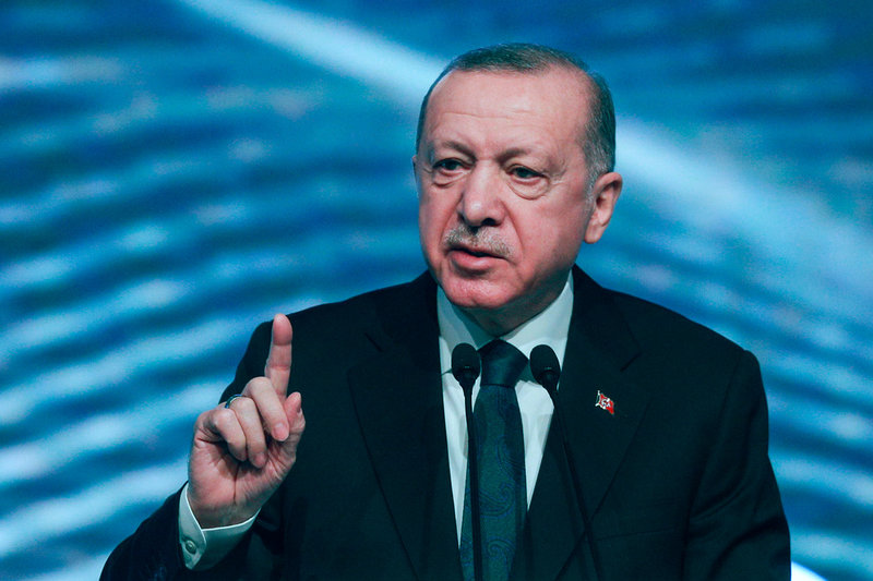 Turkiets president Recep Tayyip Erdogan – som inte tror på räntehöjningar för att kyla av ekonomin – har sedan centralbankschefer och topparna på statistikbyrån Turkstat bytts ut full kontroll över landets penningpolitik, enligt bedömare.
