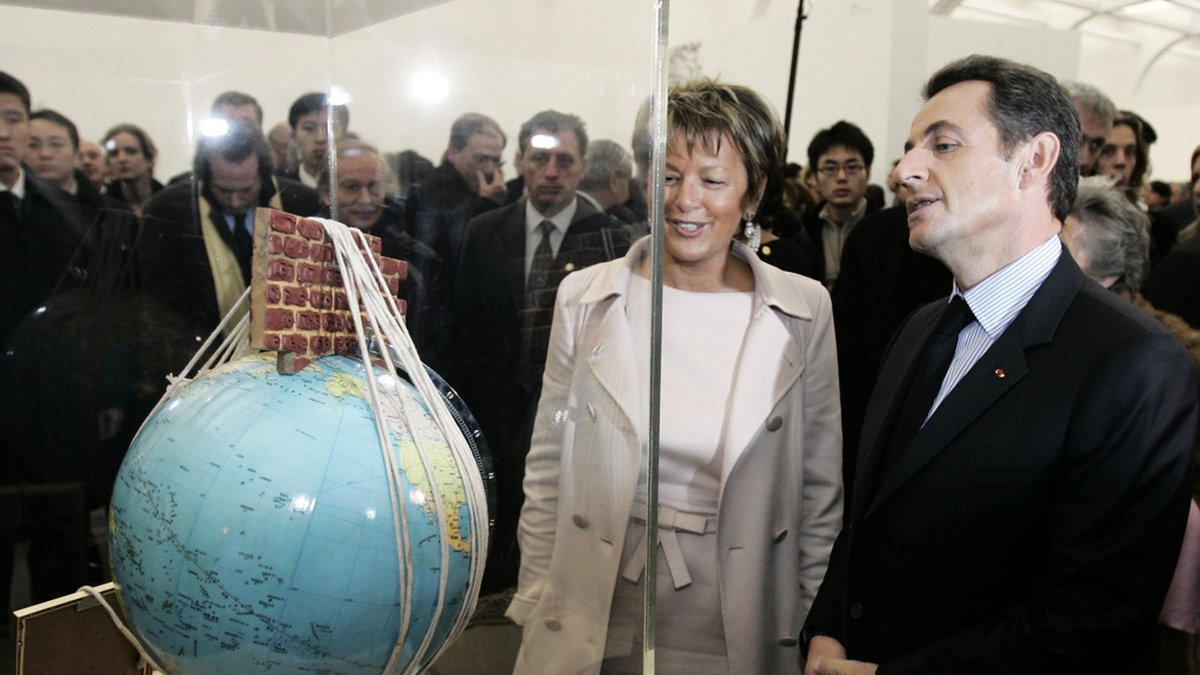Den nu mördade baronessan Myriam Ullens (mitten) tillsammans med Frankrikes dåvarande president Nicolas Sarkozy vid öppnandet av en utställning i Peking 2007. Arkivfoto.