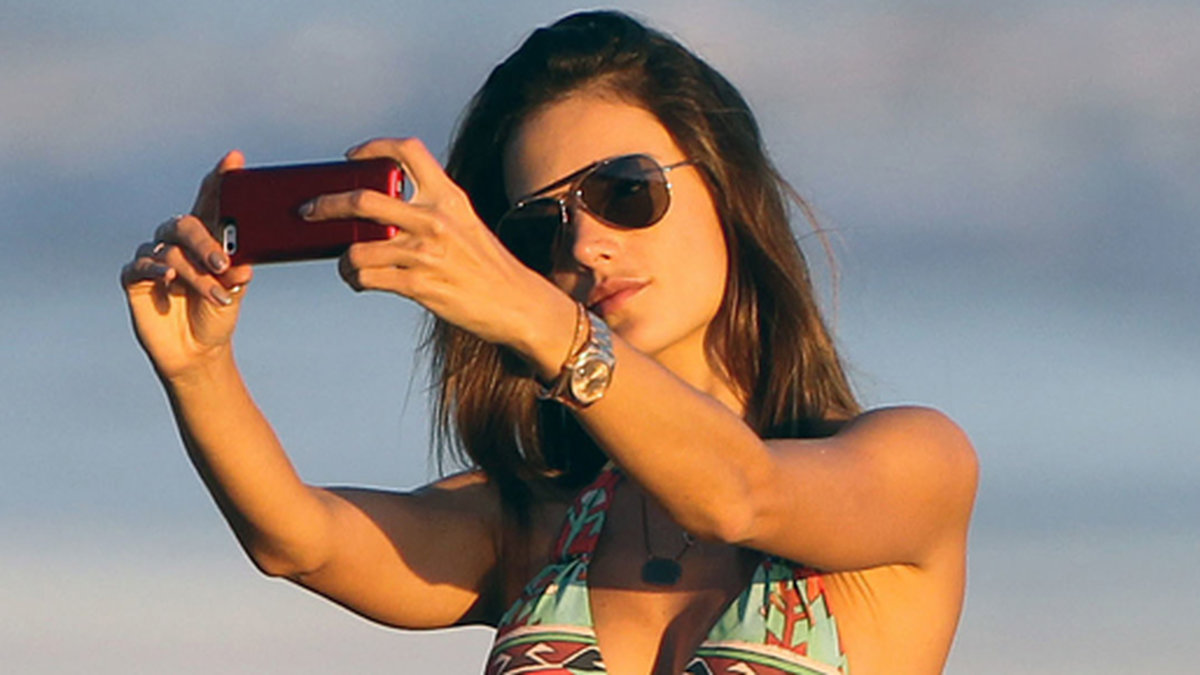 Victorias Secrets-modellen Alessandra Ambrosio på stranden i Malibu.