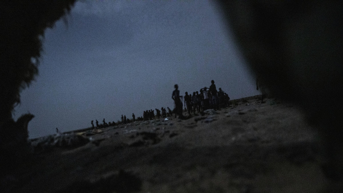 Migranter väntar på att ta sig ombord ett fartyg vid Djiboutis kust. Arkivbild.