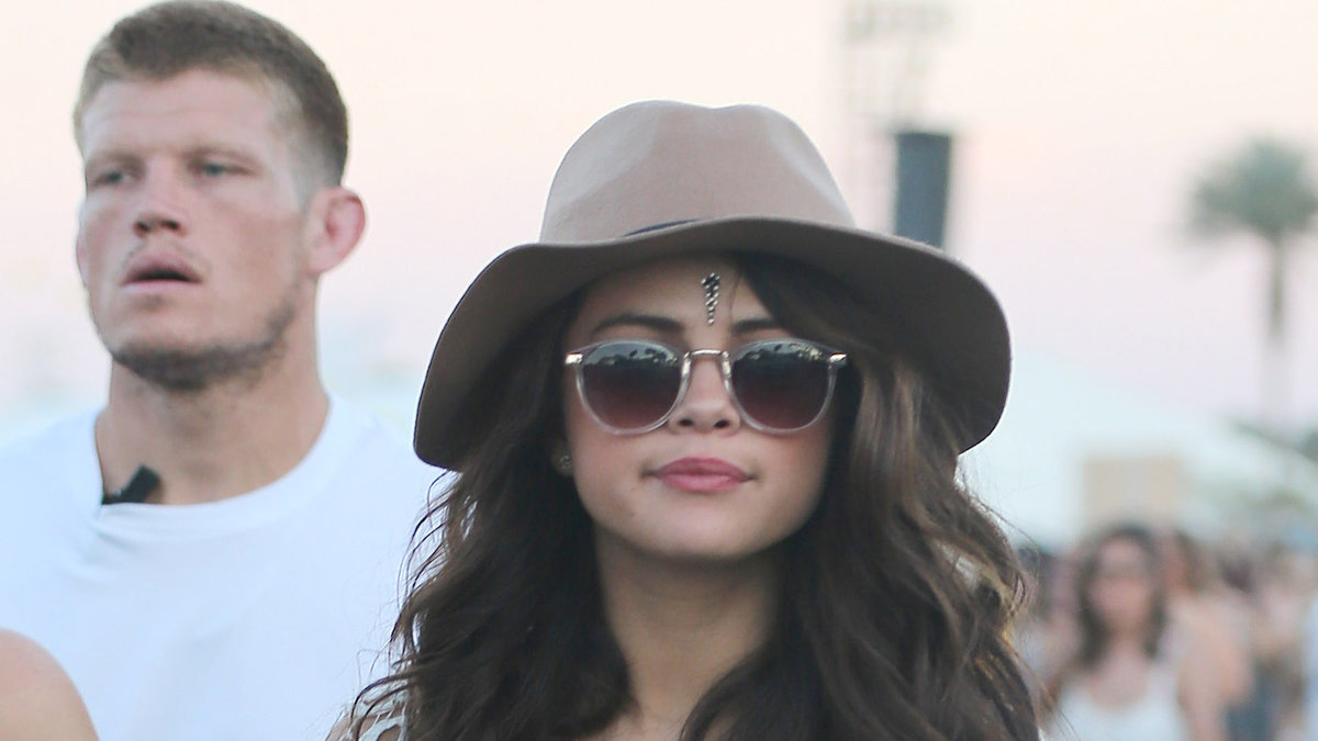 Selena Gomez såg ut som en älva i sina vita klänning. 
