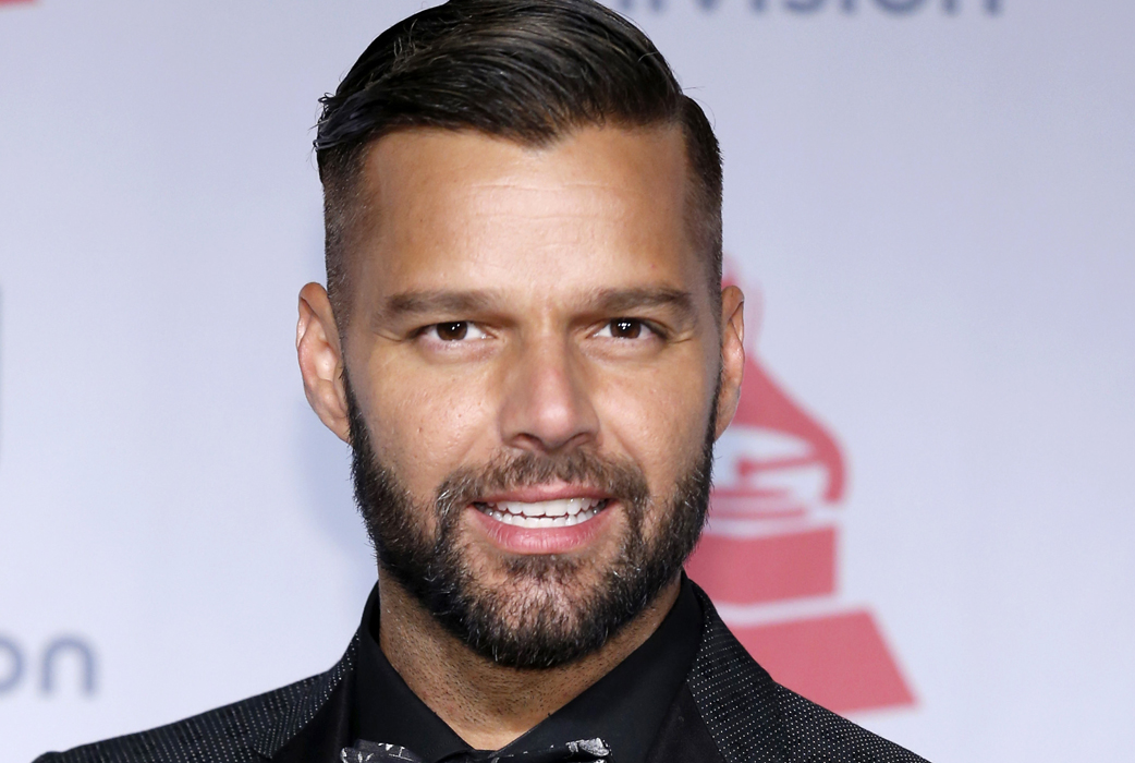 Popstjärnan Ricky Martin har inga problem att berätta om sina lustar. – Jag älskar att ge någon en golden shower. Det är så sexigt, du vet, temperaturen av din kropp och duschvattnet är väldigt annorlunda, sa Martin till Blender. Popstjärnan Ricky Martin har inga problem att berätta om sina lustar. – Jag älskar att ge någon en golden shower. Det är så sexigt, du vet, temperaturen av din kropp och duschvattnet är väldigt annorlunda, sa Martin till Blender.