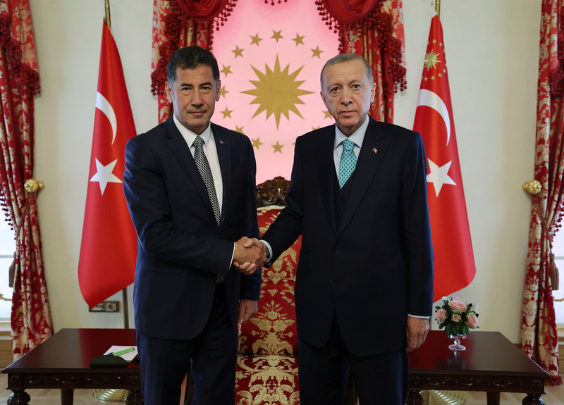 Turkiets president Recep Tayyip Erdogan (till höger) möter Sinan Ogan för samtal i Istanbul den 19 maj.